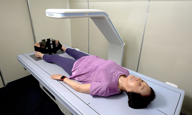 別讓沉默的殺手「骨質疏鬆症」扼殺母親的美麗！ DXA骨密度檢測：母親節最珍貴的禮物與最健康的投資 及早檢測遠離骨折風險 讓媽媽的健康美到「骨質」裡