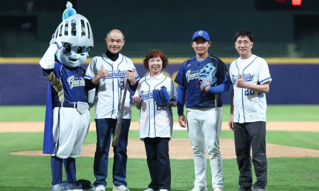 舉手投球不「肩」難！70歲鄭媽媽登上投手丘展現活力 新型反置式人工肩關節手術助力擺脫功能受限 醫籲：肩痛別再強忍