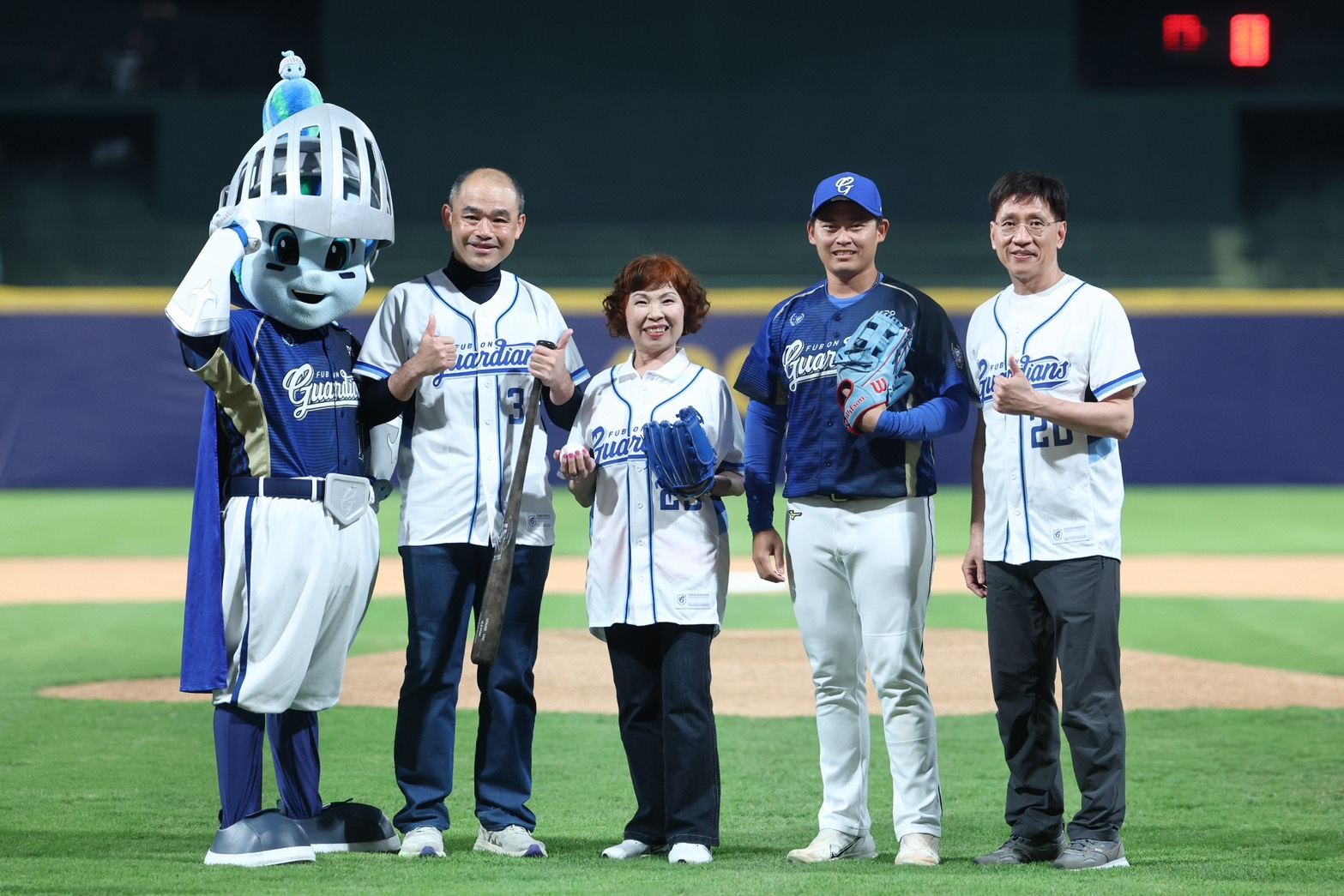 舉手投球不「肩」難！70歲鄭媽媽登上投手丘展現活力 新型反置式人工肩關節手術助力擺脫功能受限 醫籲：肩痛別再強忍