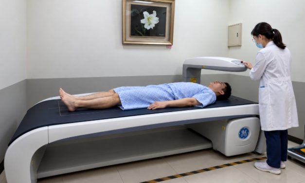骨鬆勿等骨折才治療！響應2026世界骨鬆日「打造、保護、強化骨骼健康」​ 骨頭一斷，生活全亂！80歲奶奶腰椎骨折未警覺，兩年後再摔髖部骨折、行動力銳減