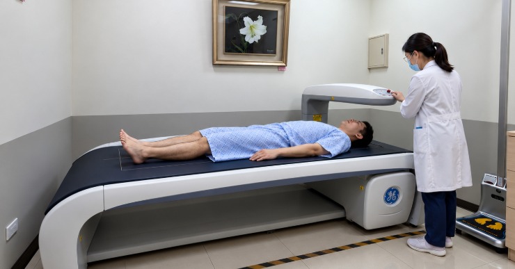 骨鬆勿等骨折才治療!響應2026世界骨鬆日「打造、保護、強化骨骼健康」 骨頭一斷,生活全亂!80歲奶奶腰椎骨折未警覺,兩年後再摔髖部骨折、行動力銳減